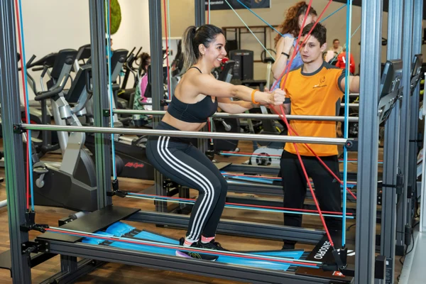 Training am Seilzugturm mit Trainerin und Trainer