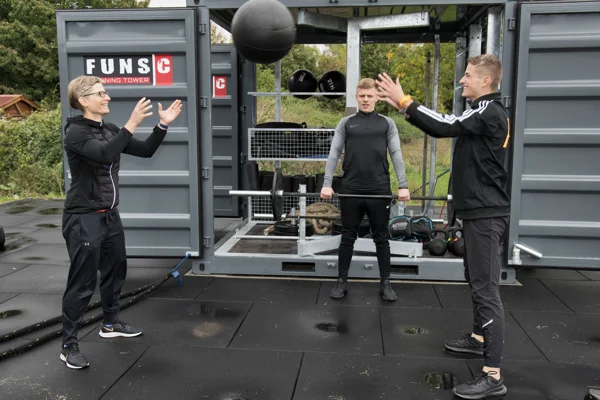 Functional Training mit Trainer am Container