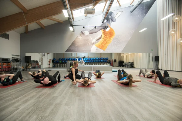 Kursgruppe im hellen Gymnastikraum