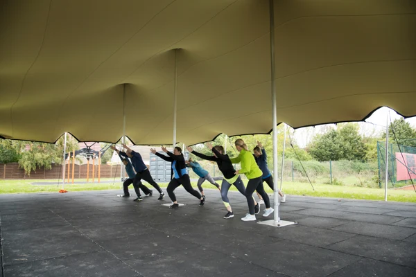 Gruppentraining im Freien unter dem Zeltdach