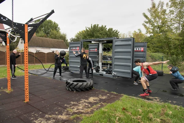 Outdoor-Trainingsfläche mit Containern und Traktorreifen