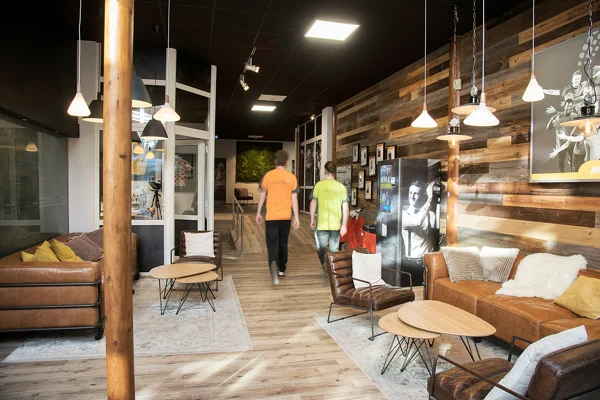 Gemütliche Lounge im Wohnzimmer mit Sofas und Holzwand