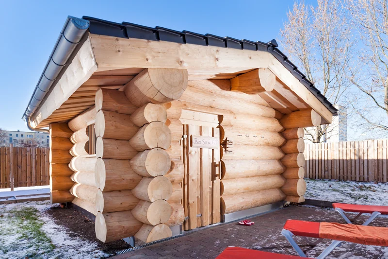 Blockhaus-Sauna im Außenbereich mit Liegen