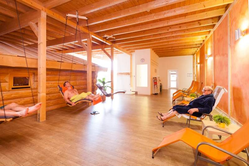 Ruhebereich der Sauna mit Hängeliegen und warmem Holz