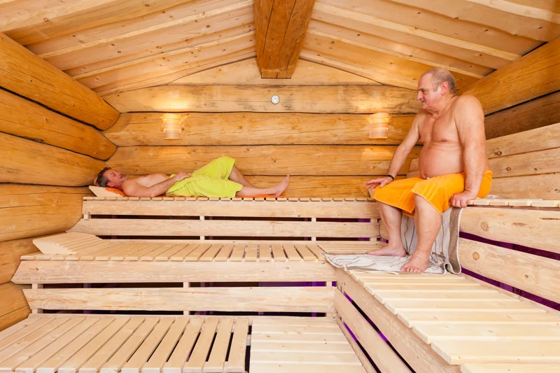 Saunaraum innen mit Holzbänken