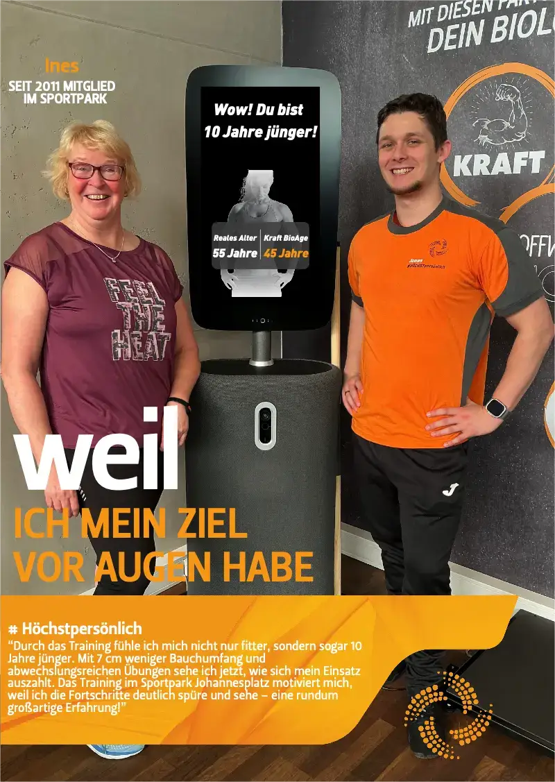 Ines, seit 2011 Mitglied, steht mit ihrem Trainer vor einem Milon-Display mit der Anzeige: Wow! Du bist 10 Jahre jünger. Sie sagt: Durch das Training fühle ich mich nicht nur fitter, sondern sogar 10 Jahre jünger, mit 7 cm weniger Bauchumfang.