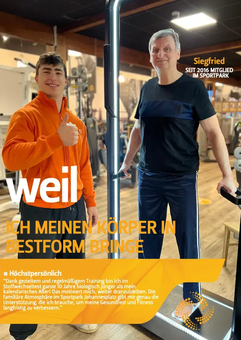 Siegfried, seit 2016 Mitglied, steht neben seinem Trainer, der den Daumen hebt. Er sagt: Dank gezieltem und regelmäßigem Training bin ich im Stoffwechseltest ganze 10 Jahre biologisch jünger als mein kalendarisches Alter.