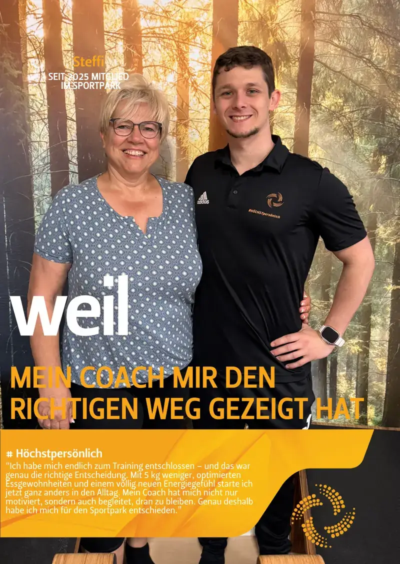 Steffi, seit 2025 Mitglied, steht mit ihrem Coach vor einem Waldmotiv. Sie sagt: Ich habe mich endlich zum Training entschlossen, mit 5 kg weniger und einem völlig neuen Energiegefühl. Mein Coach hat mir den richtigen Weg gezeigt.