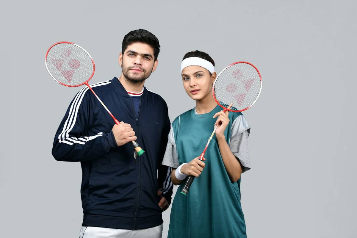 Zwei Badmintonspieler mit Schlägern