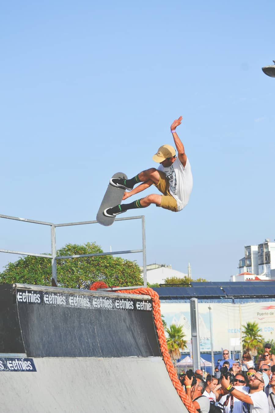 Skateboarder springt über eine Rampe