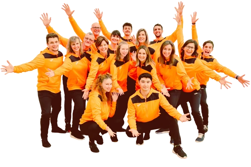 Das Team vom Sportpark Johannesplatz in orangen Jacken, die Arme weit geöffnet