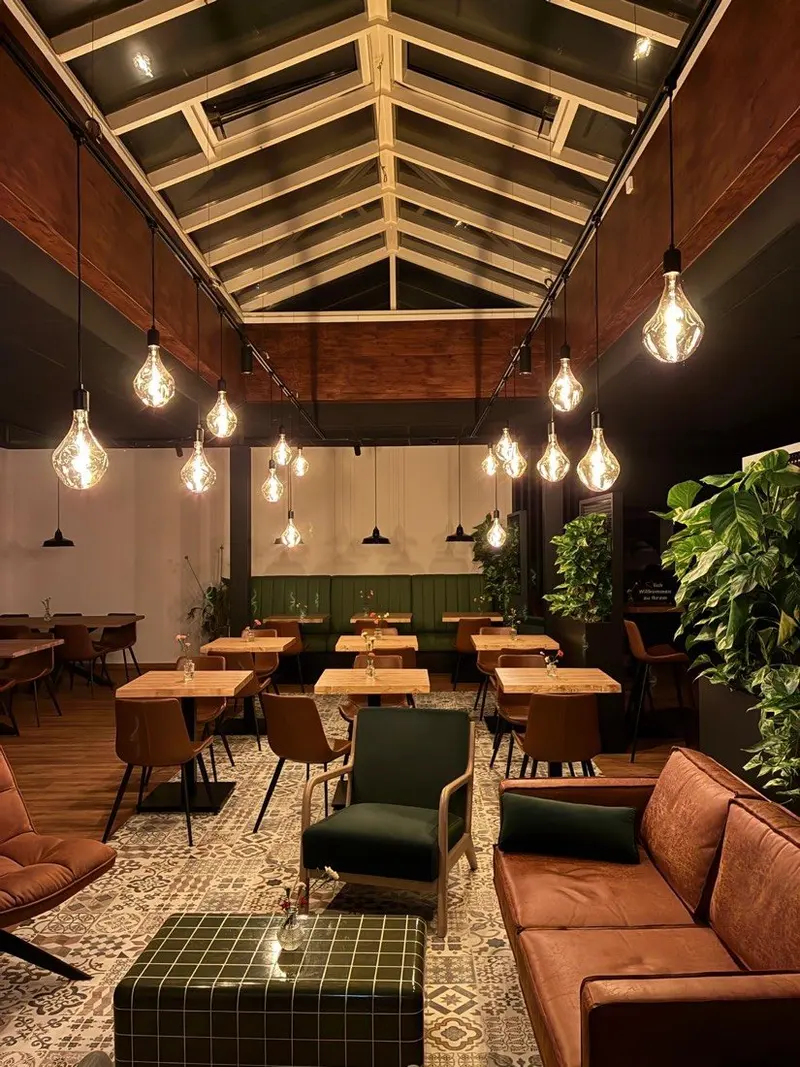 Gemütliche Sitzecke mit Pflanzen und warmem Licht im Wohnzimmer