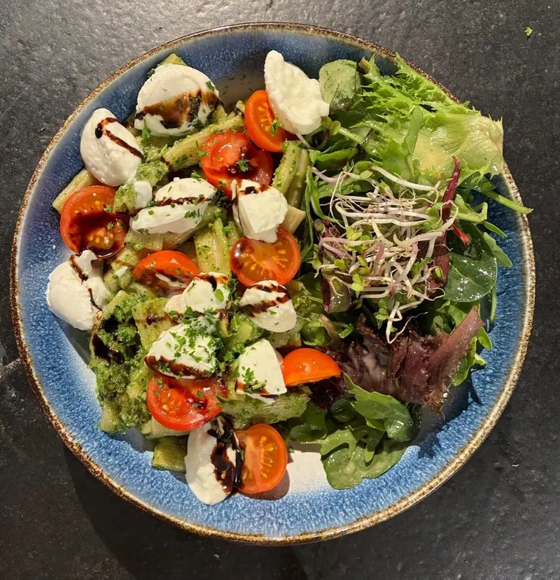Italienische Bowl mit hausgemachten Dinkelnudeln, Pesto, Tomate und Mozzarella