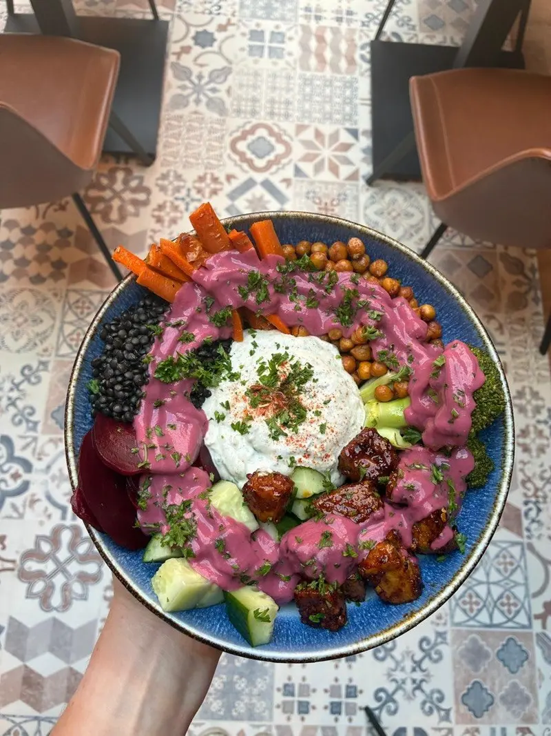 High Protein Bowl mit schwarzen Linsen, Kichererbsen, Kräuterquark und Gemüse