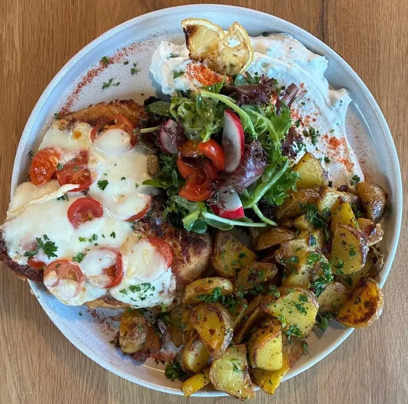 Hähnchenschnitzel in Dinkelpanade mit Bratkartoffeln und Salat